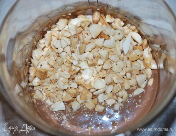 Добавить измельченный миндаль.