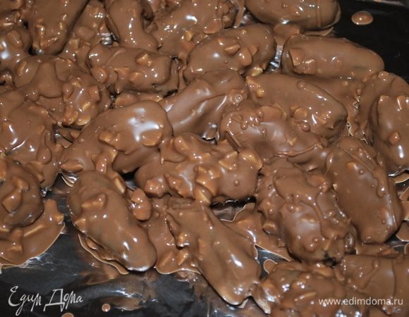 Выложить на фольгу, шоколад быстро застывает на холодных финиках.