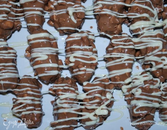 Украсить финики белым шоколадом.