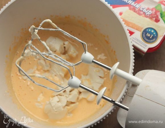 Из указанного количества ингредиентов у меня получается 3 больших порции: если взять креманки меньшего размера, то у вас выйдет 4–5 средних порций. Яйца я беру категории С1.
Отделите желтки от белков. Желтки взбивайте с сахаром в течение 5-ти минут, пока смесь не посветлеет и не увеличится в объеме. После этого добавьте в яичную смесь творожный сыр Hochland и еще раз взбейте до однородности.