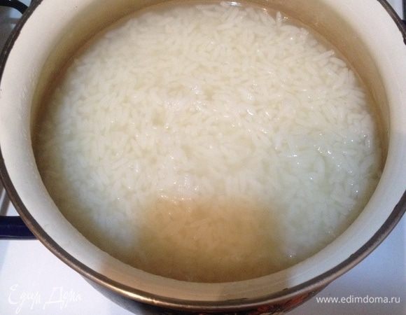Рис Золотистый ТМ «Националь» промыть, залить водой, посолить и варить на медленном огне до готовности. Откинуть на дуршлаг.