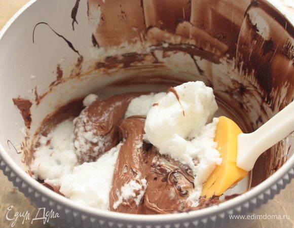 В отдельной посуде взбейте белки со щепоткой соли до твердых пиков. В три захода введите взбитые белки и аккуратно вымешайте мусс от середины к краям.