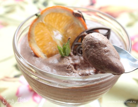 Перед подачей украсьте мусс по своему вкусу: можно добавить свежие ягоды или фрукты, посыпать шоколадной стружкой. Мусс получается очень нежным и очень шоколадным. 
Им идеально завершить обед или ужин, подав вместе с чашечкой кофе.
Приятного аппетита!