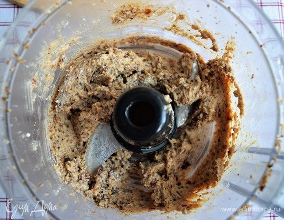 В кухонном комбайне перекрутите сначала орехи, добавив к ним чуть позже финики и в конце рикотту, до образования однородной массы. (В ингредиентах указаны грецкие орехи, но хорошо и с другими орехами или смесью из них: фундук, миндаль, кешью и т.д.).