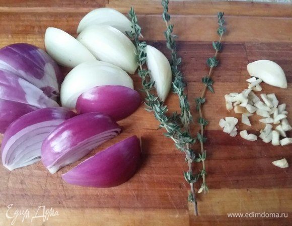 Весь лук нарезать крупно, чеснок — мелко.
