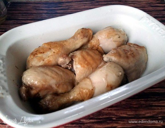 Переложить обжаренную курицу в жаропрочную форму.