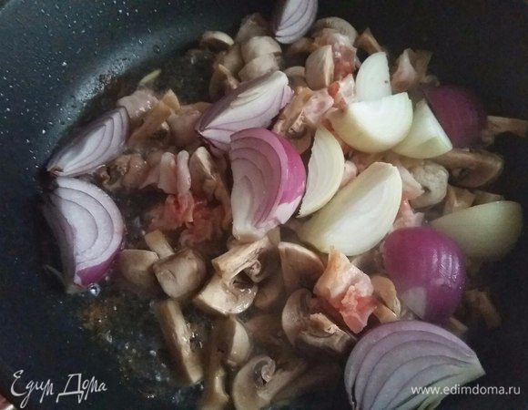 В сковороде, где готовилась курица, обжарить грибы, лук и бекон. Примерно 5 минут. 