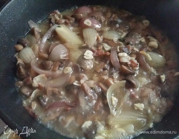 Добавить в конце чеснок, перемешать, прогреть еще 1 минуту и снять с огня.