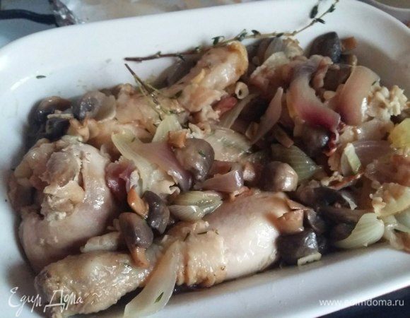 В жаропрочную посуду к курице добавить грибной соус. 