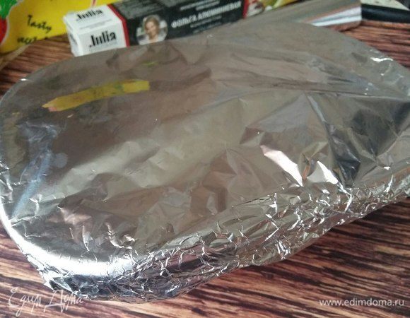 Накрыть форму фольгой и отправить в разогретую духовку на 20 минут. 