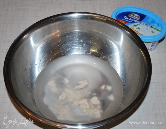 Развести в воде дрожжи, сахар и соль.