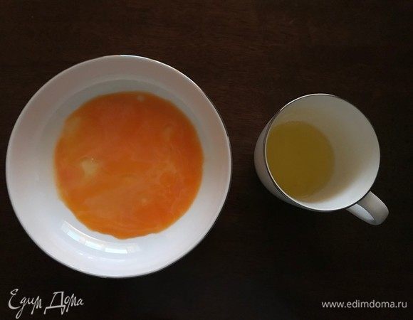 Белки отделить от желтков. К белкам добавить щепотку соли и убрать в холодильник.