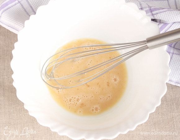 Теперь без фанатизма, можно даже обойтись столовой вилкой, взбить яично-сахарную смесь.