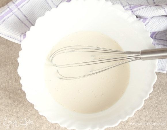 Добавить в яичную смесь сливки (100 мл) и молоко (70 мл). Размешать.