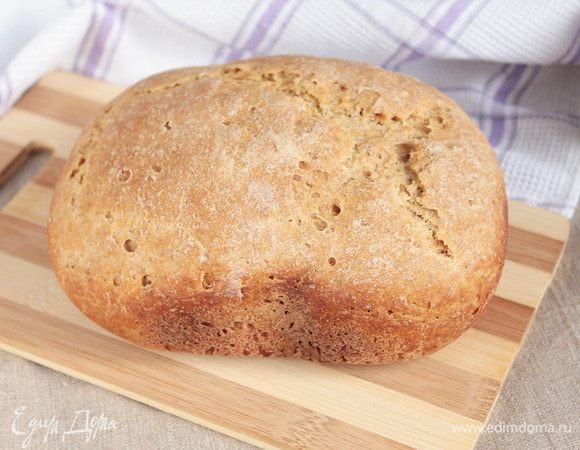 У меня не оказалось сдобной булки, но оказалась вот такая домашняя буханочка белого цельнозернового хлеба на ржаной закваске. Ее я решила и использовать. Булка должна быть вчерашняя. Можно использовать батон, но с него Юлия Александровна советует срезать корочку.