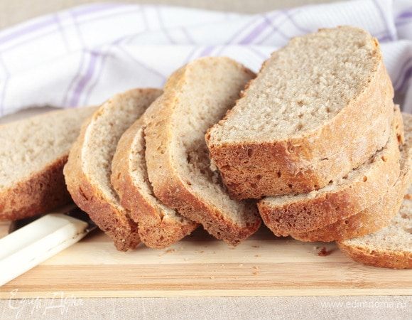 Нарезать булку (буханочку) ломтиками толщиной 0,5-0,7 см. У моего хлеба очень хрустящая, ароматная вкусная корочка и мне ее срезать стало жалко, решила оставить как есть.