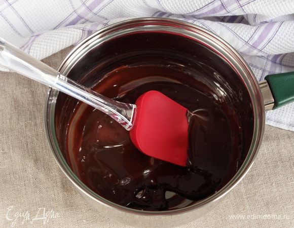 Для начинки на водяной бане растопить шоколад (100 г). Шоколад можно заменить на шоколадную пасту, варенье, джем. У меня горький шоколад.