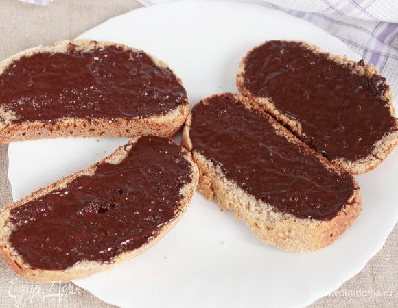 На каждый ломтик (у меня их 8 штук) нанести растопленный шоколад или другую начинку по вашему желанию.