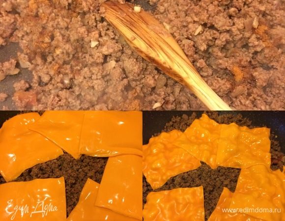 Спустя указанное время (жидкость должна вся выпариться) положить сверху кусочки сыра, накрыть крышкой и тушить еще 4–5 минут.