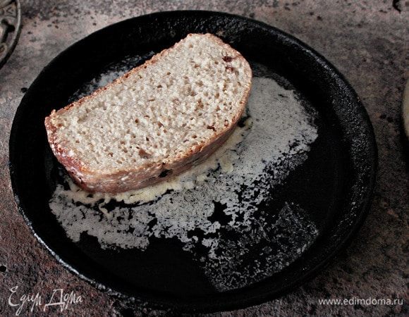 На сковороде с толстым дном разогреть 20 г сливочного масла и выложить пропитанные тосты. Сверху аккуратно разлить остатки кляра на каждый тост.