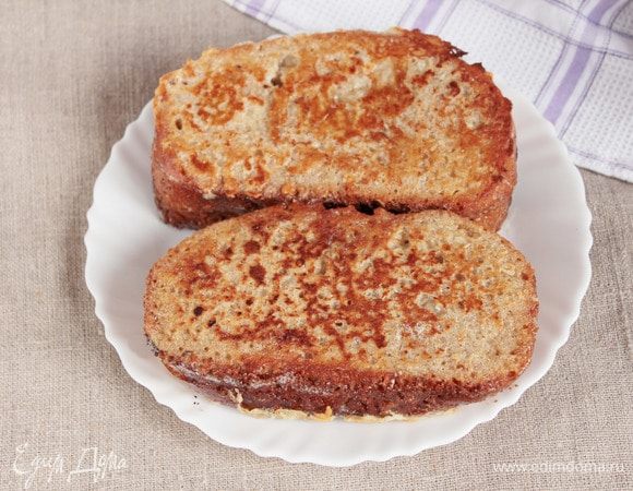 Обжарить тосты до красивого румянца с обеих сторон.