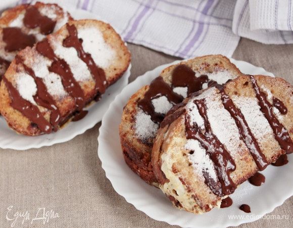 Можно подавать тосты со взбитыми сливками, свежими фруктами, а можно еще полить шоколадом. ;)