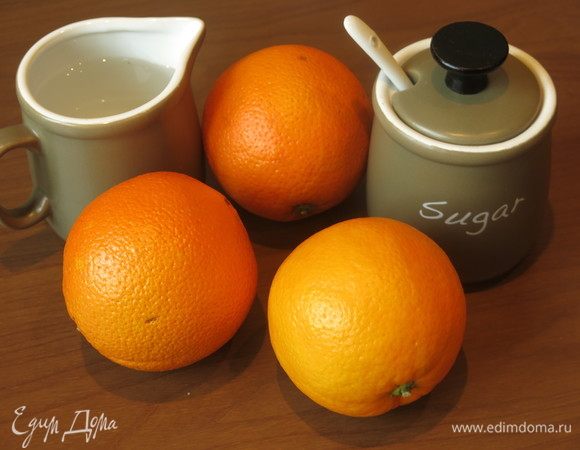 Приготовление рецепта начнем с карамелизированной цедры апельсина. Для одного кекса хватит цедры с одного апальсина, но виртуозно снять цедру и приготовить ее вряд ли получиться только с одного фрукта, да и соблазн попробовать цедру и использовать ее еще в каких-нибудь рецептах велик.