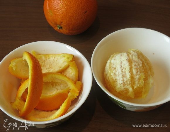 Снимаем цедру полосками. Мякоть можно использовать в рецепте  «Карамелизированные апельсины».