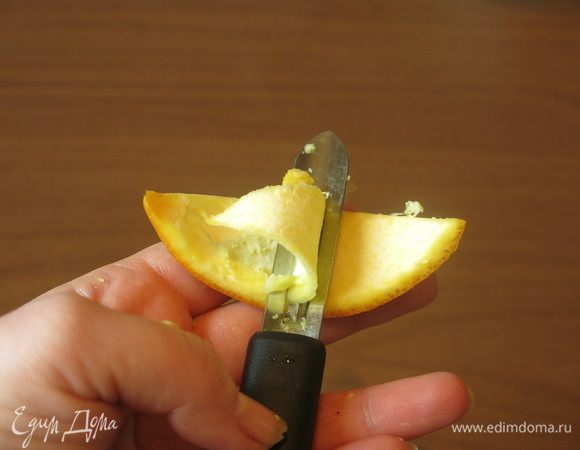 Срезаем белую часть овощечисткой.