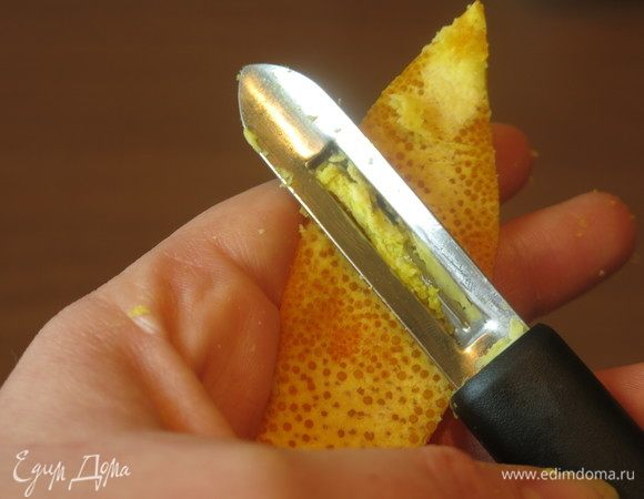 Дорабатываем цедру — удобно использовать ту же овощечистку, поддерживая кусочек цедры пальцем работаем как ластиком лезвием овощечистки.
