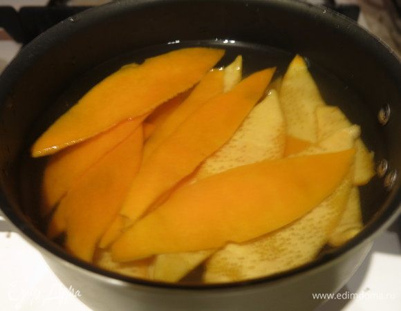 Кладем в кастрюльку сахар, равный весу шкурок, заливаем водой и ставим вариться на 45-60 минут, вода должна практически вся выкипеть.