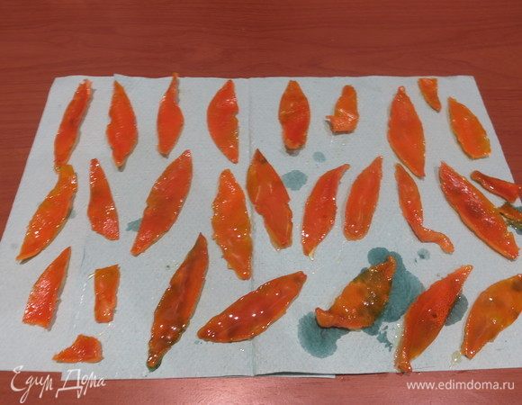 Просушиваем цедру на салфетке.