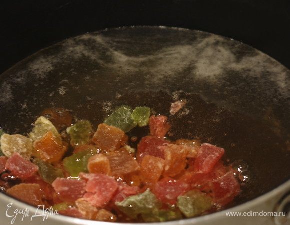 Кладем цукаты.