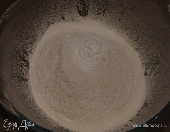 Просеиваем муку, кладем разрыхлитель.