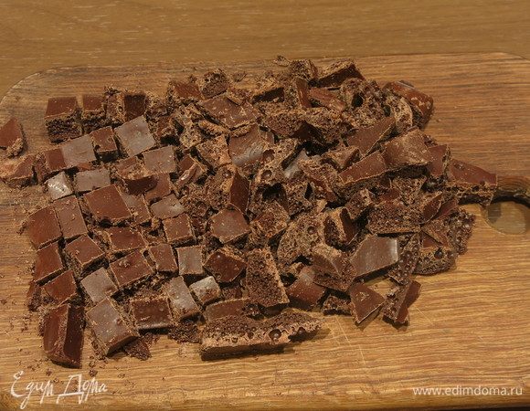 Рубим темный шоколад (правда, у меня темный пористый).