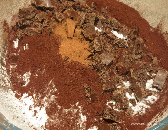 Добавляем к муке корицу и шоколад.