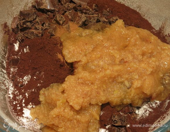 Вливаем конфитюр из айвы. Кроме очень красивого оформления, этот рецепт в исполнении Аздоры привлек мое внимание конфитюром из айвы в составе. Как раз в этом году варила конфитюр с добавлением различных специй — кардамона, корицы и даже кофе. В рецепт пошел конфитюр с корицей.