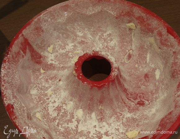 Смазываем маслом (15 г) форму, масло в тесто не идет. Присыпаем мукой.