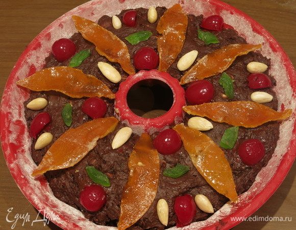 Украшаем цедрой апельсина, вишней, цукатами, очищенным миндалем. Процесс увлекает, соединяем кусочки фруктов, подбираем ритм. Узор напомнил мне мандалу: красный — цвет крови, цвет выживания, любви и страсти; оранжевый — амбициозность, эмоциональность; зеленый — поддержка, понимание, желание помочь. 