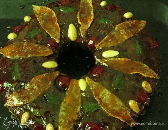 Остывший кекс достаем, поливаем медом.