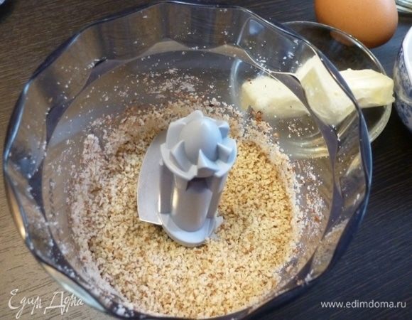 Миндаль подсушить на сухой сковороде и измельчить в блендере почти в муку.