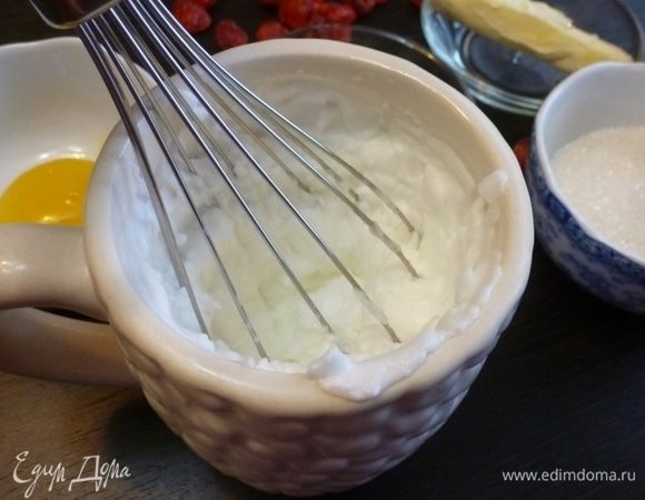 Яйцо разделить на желток и белок. Белок взбить до устойчивой пены.