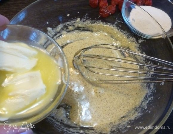 Желток растереть с сахаром и добавить пакетик ванильного сахара 9 г. Растопить масло в микроволновке и влить в желтковую массу. Растереть желток с маслом до бела.
