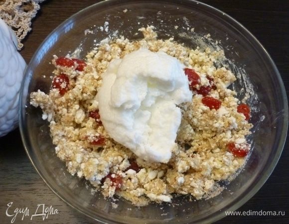 Добавить в желтковую массу манку, вяленую вишню, миндальную крошку. Перемешать. Ввести в тесто взбитый белок и аккуратно, снизу вверх перемешать все вместе.