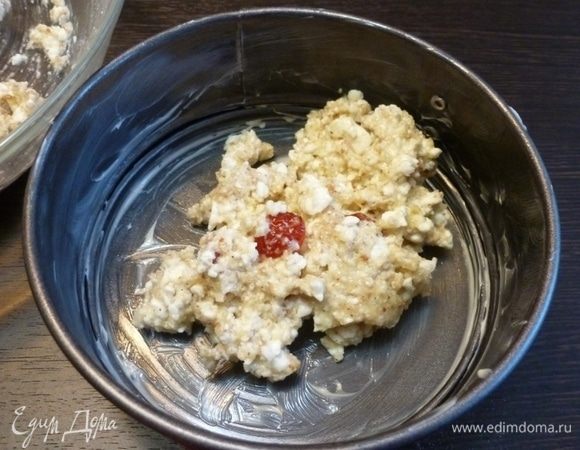 Форму смазать маслом и выложить творожное тесто.