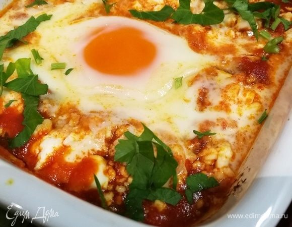 Это очень вкусно, перед подачей посыпать шакшуку свежей рубленой петрушкой. 