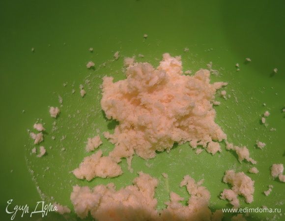 Сбиваем сахар с маслом мягким. Вводим по одному яйца. Вливаем экстракт ванили.