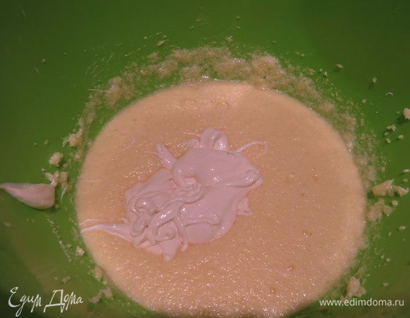 Добавляем сметану, перемешиваем.