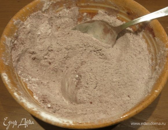 Просеянную муку соединяем с разрыхлителем и какао.