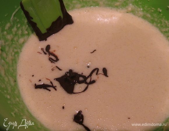 На водяной бане растапливаем шоколад, вливаем в массу.